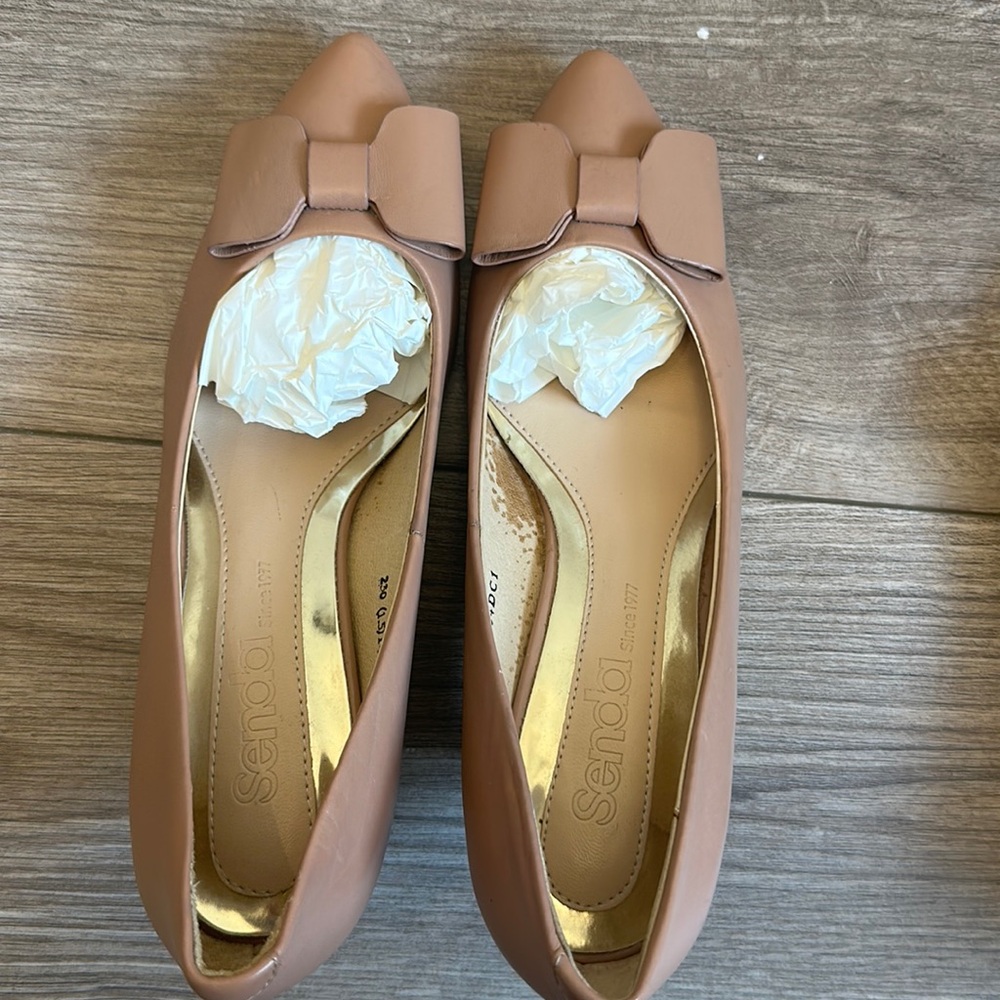In good condition one time wear for my graduation.very comfortable